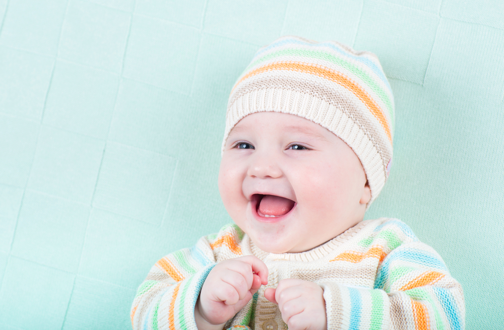 bebé sonriendo con ropa de invierno