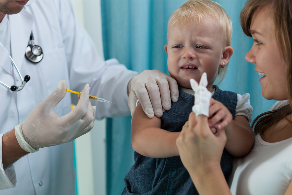 bebé que llora siendo vacunado