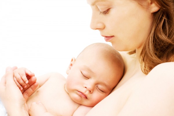 madre y bebé teniendo contacto piel con piel (método canguro)