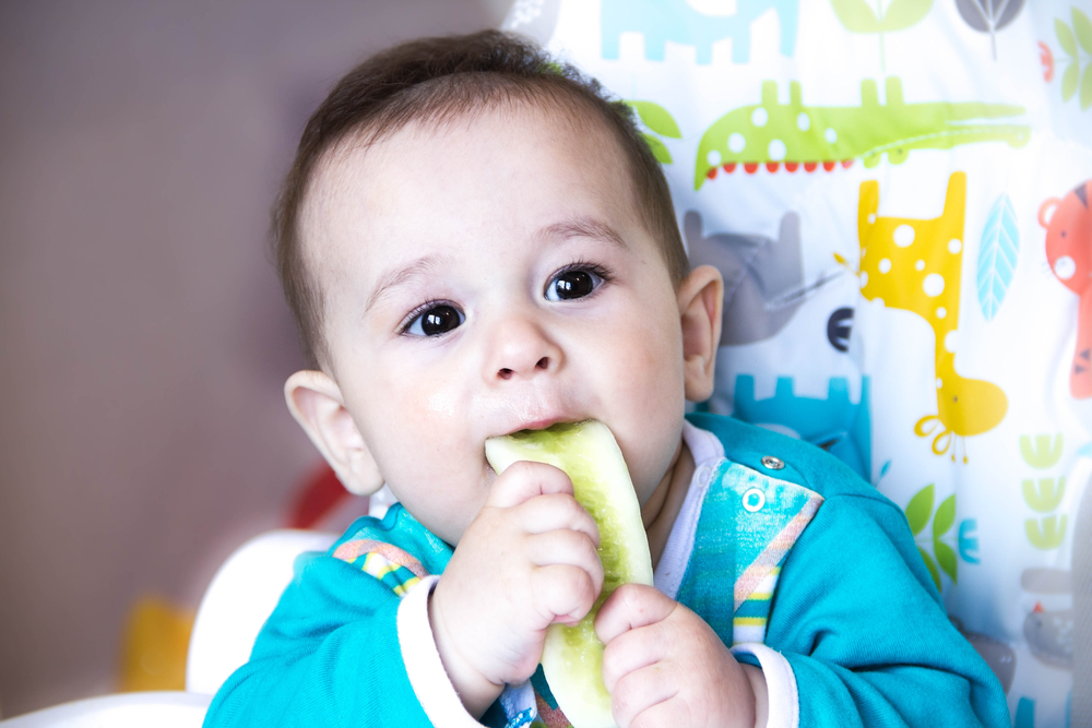bebé comiendo con el método baby-led weaning