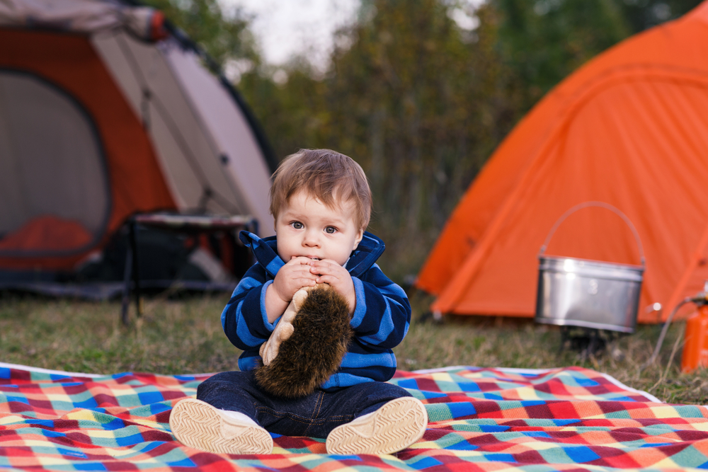 bebé acampando
