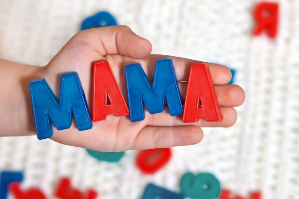 letras formando la palabra "mamá"