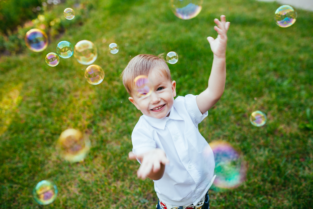 niño inquieto jugando con burbujas