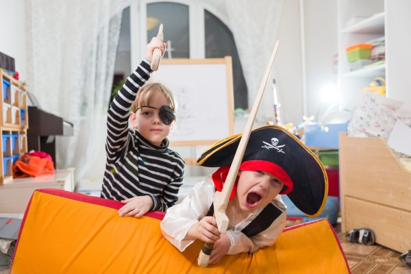 dos niños jugando a ser piratas