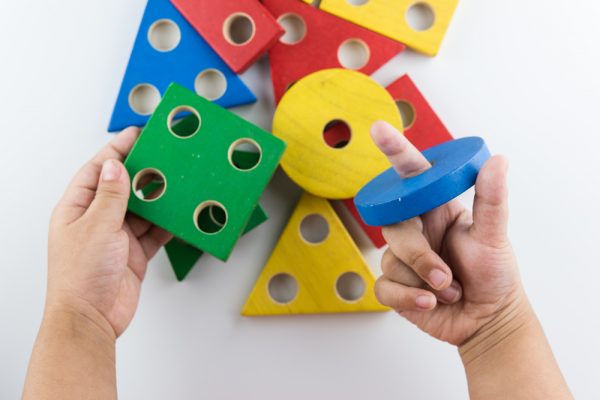 juguetes de diferentes colores y formas