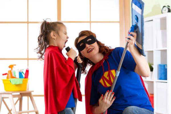 niña y su mamá cantando vestidas de superhéroe