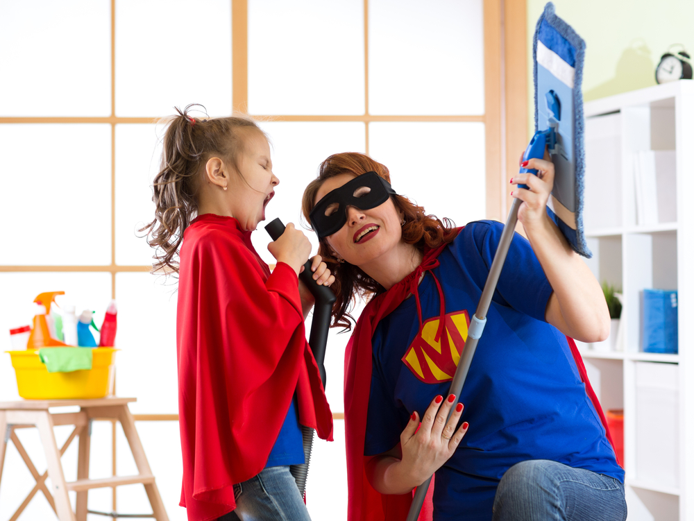 niña y su mamá cantando vestidas de superhéroe