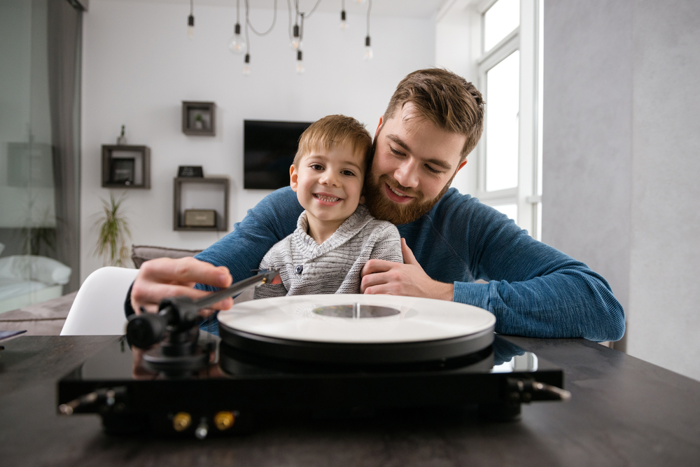 padre e hijo escuchando música