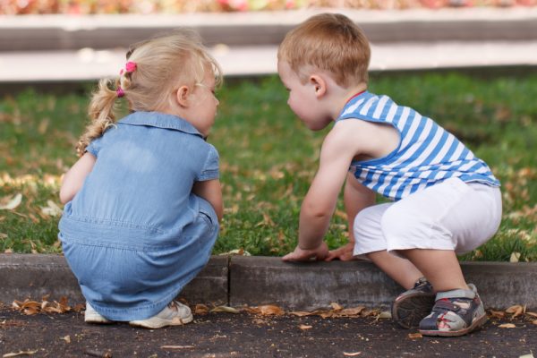 dos niños de tres años jugando al aire libre