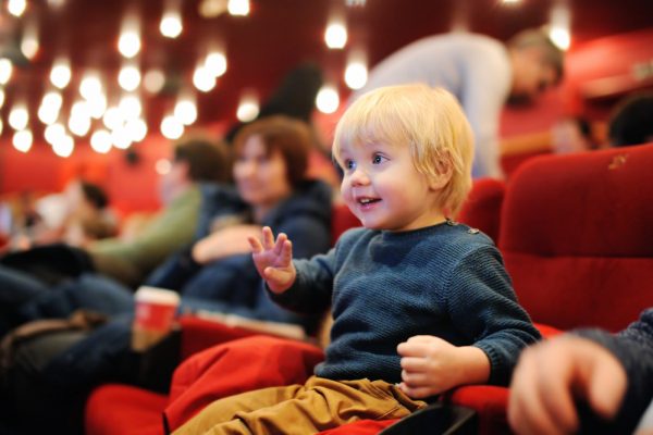 niño pequeño viendo una película en el cine
