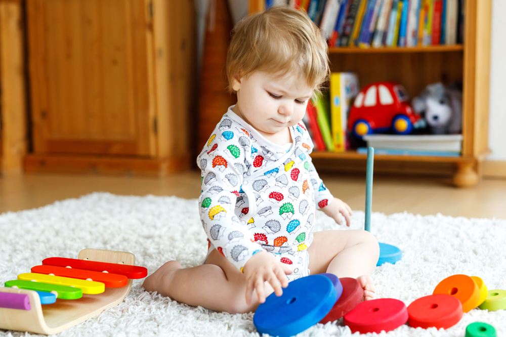 bebita jugando con juguetes para bebés de 6 meses