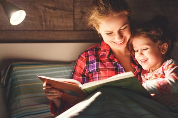 madre leyendo un cuento con su hija