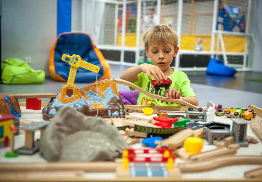 niño construyendo una estructura de juguete
