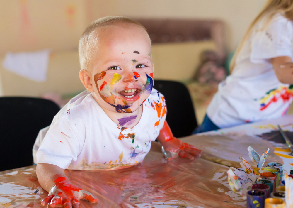 bebé sonriente con pintura en la cara