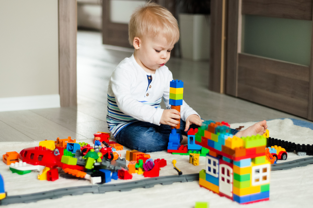 bebé practicando la manipulación de objetos con bloques de juguete
