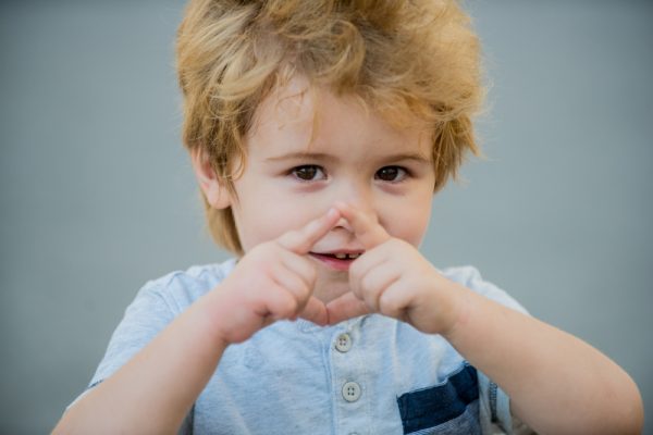 niño pequeño hablando con lengua de señas