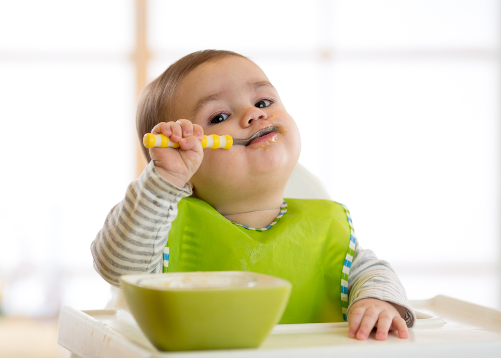 bebé comiendo sin ayuda