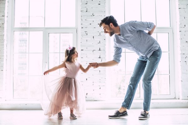 papá bailando con su hija pequeña