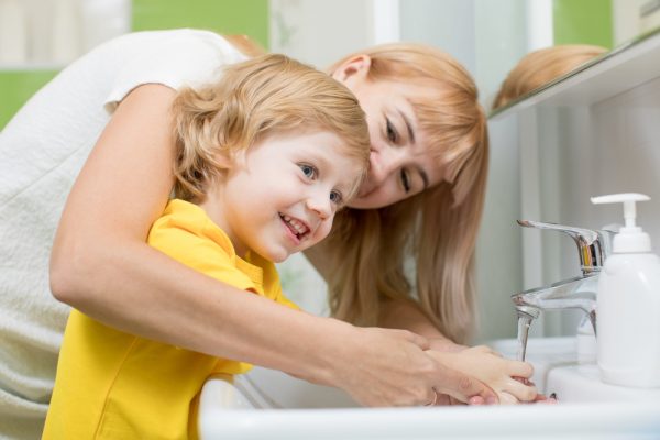 mamá enseñándole a su hijo a lavarse las manos