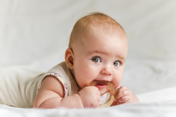 bebé de 3 meses levantando la cabeza estando boca abajo