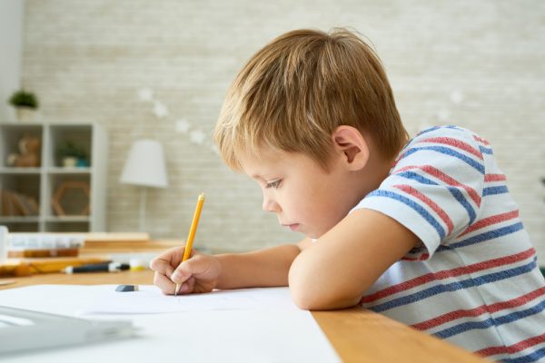 niño pequeño escribiendo