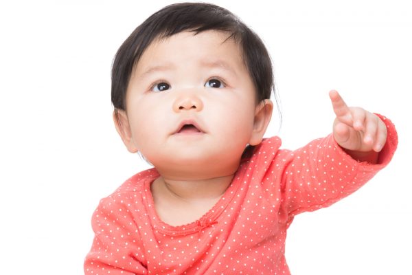 bebé señalando con el dedo