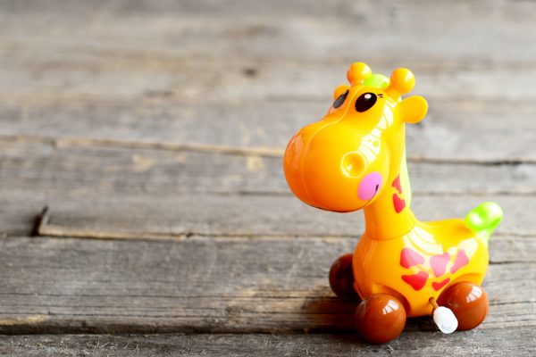 juguete mecánico de una jirafa con rueditas