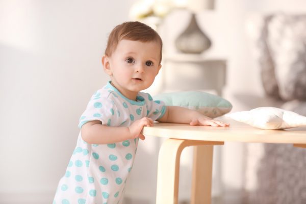 bebé de 10 meses aprendiendo a ponerse de pie