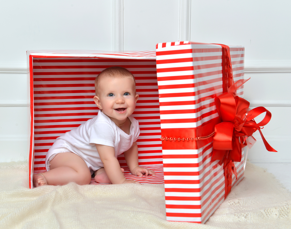 bebé dentro de una caja de regalo
