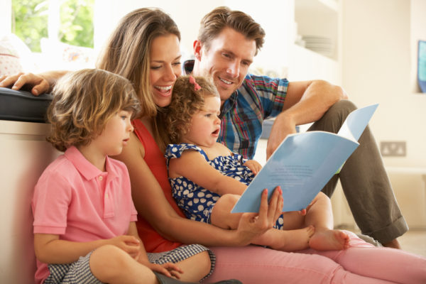 familia feliz leyendo en casa