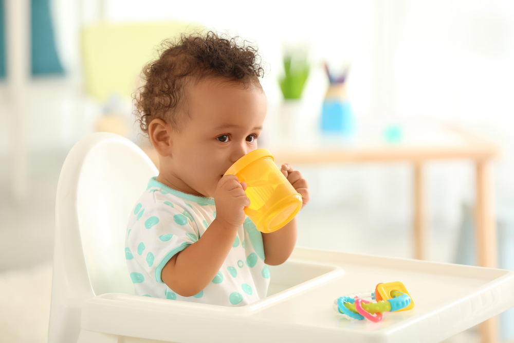 bebé más grande bebiendo agua mientras come
