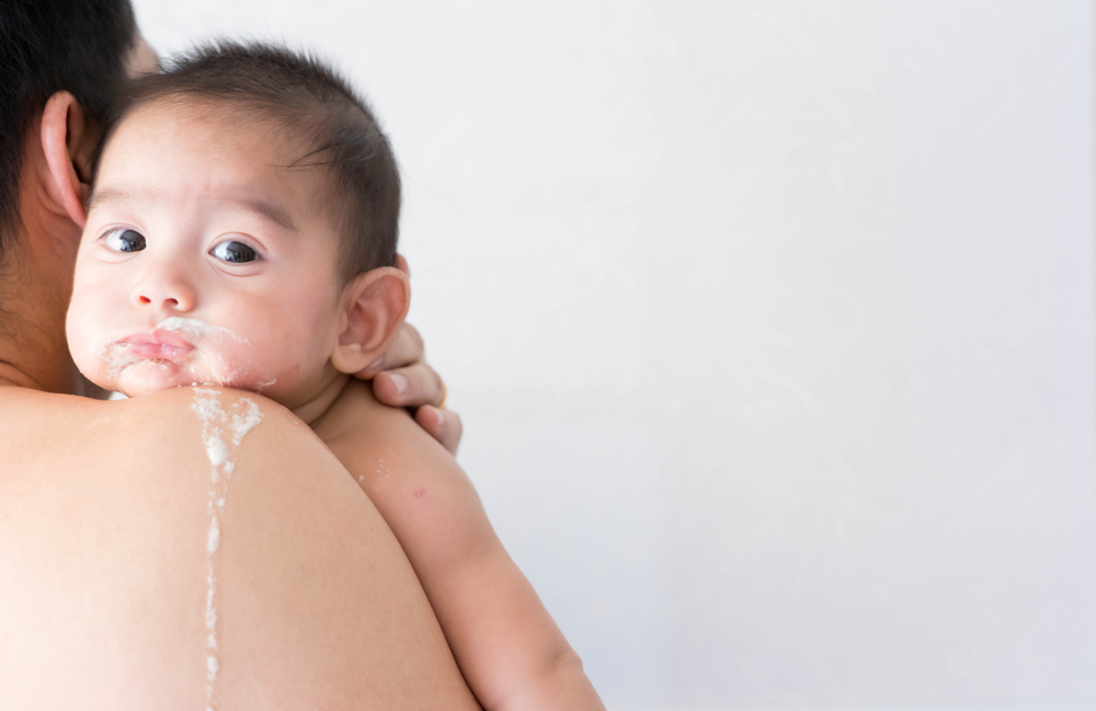 Cuando los bebés recién nacidos vomitan la leche esto es llamado  regurgitación y es normal dentro de sus primeros 12 meses. ​⁣ ⁣ La…