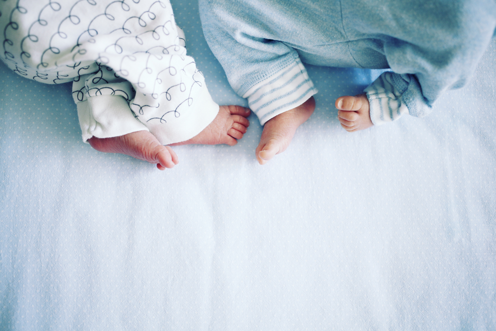 pies de dos gemelos recién nacidos