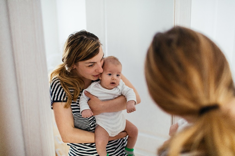 6 beneficios de jugar con el bebé frente al espejo - Eres Mamá