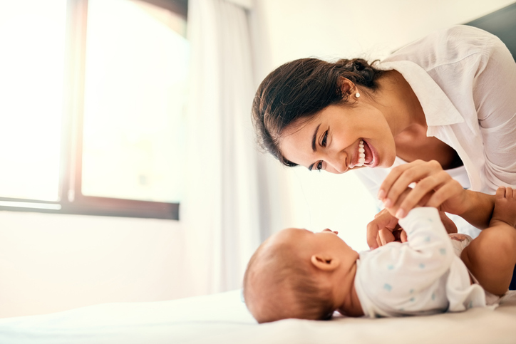 6 beneficios de jugar con el bebé frente al espejo - Eres Mamá