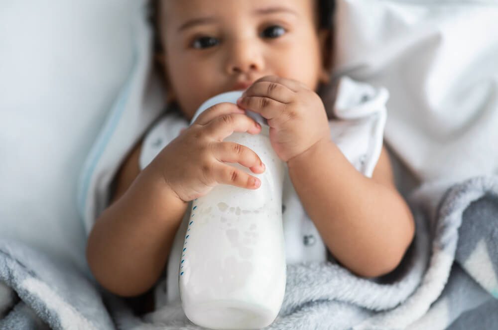 ¿La leche de fórmula se puede dar fría a los bebés?