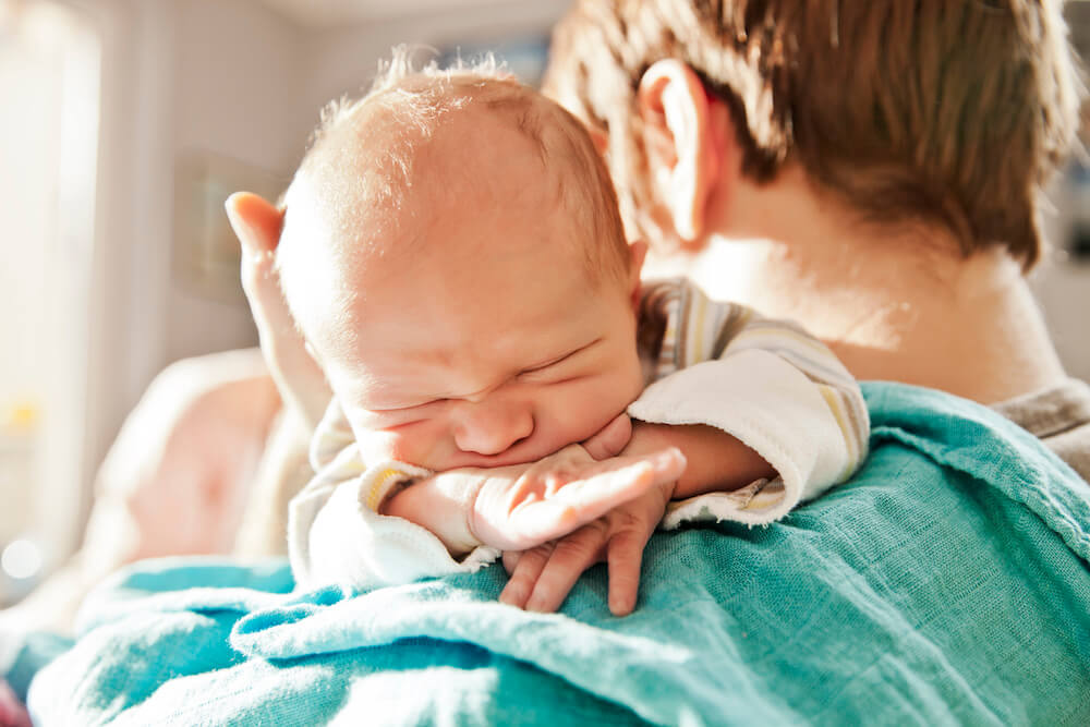 cómo hacer que eructe un bebé recién nacido