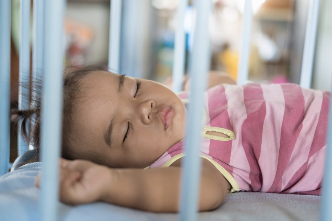 Bebé durmiendo en la posición correcta