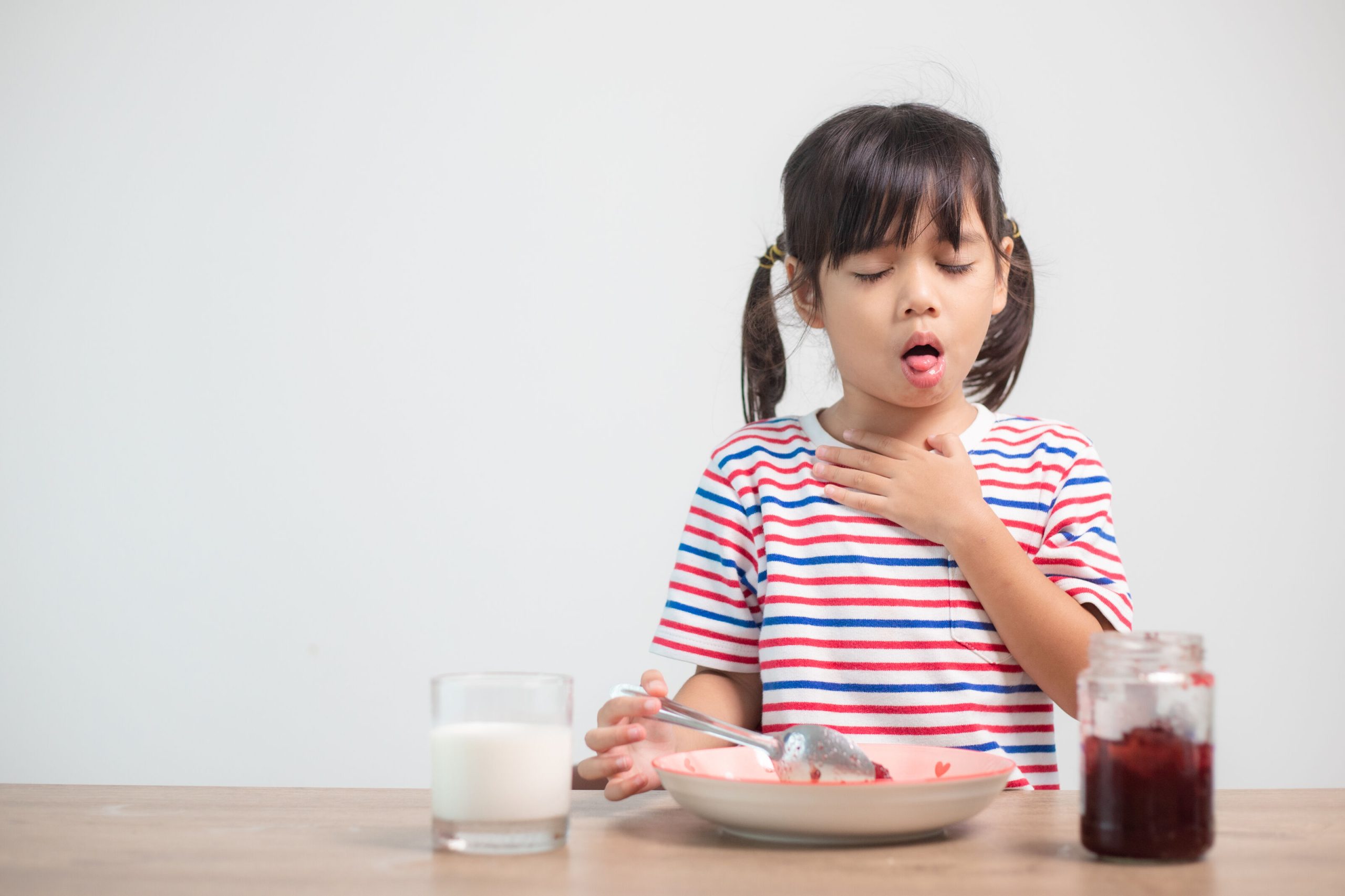 Niña atragantándose